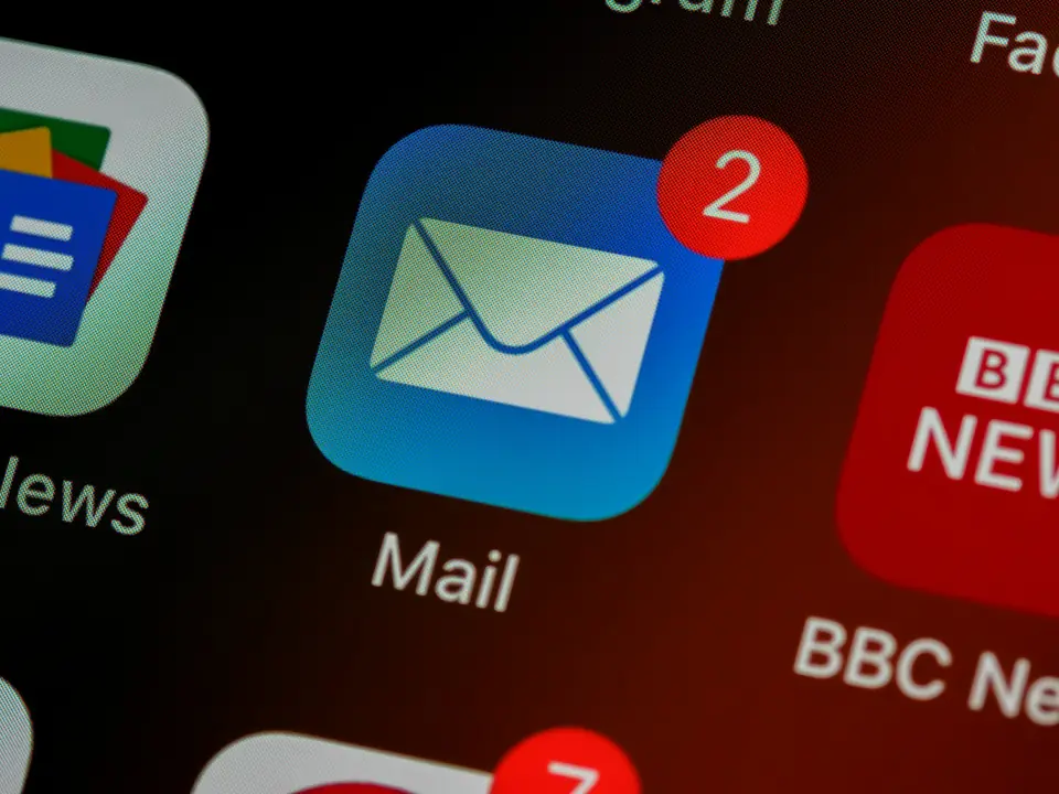 Aplicación de correo en la pantalla de un móvil con avisos sin leer