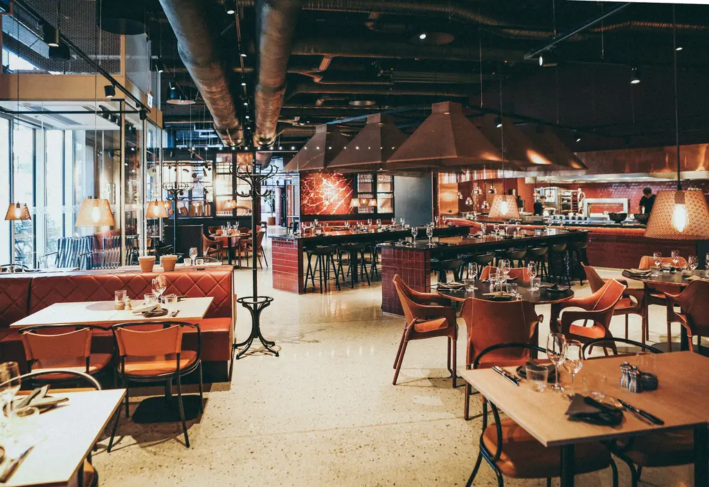 Sala de un restaurante con mesas preparadas
