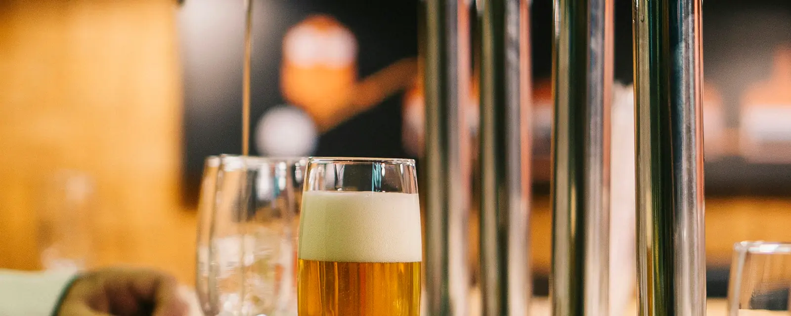 Tirador de cerveza sirviendo en la barra de un bar